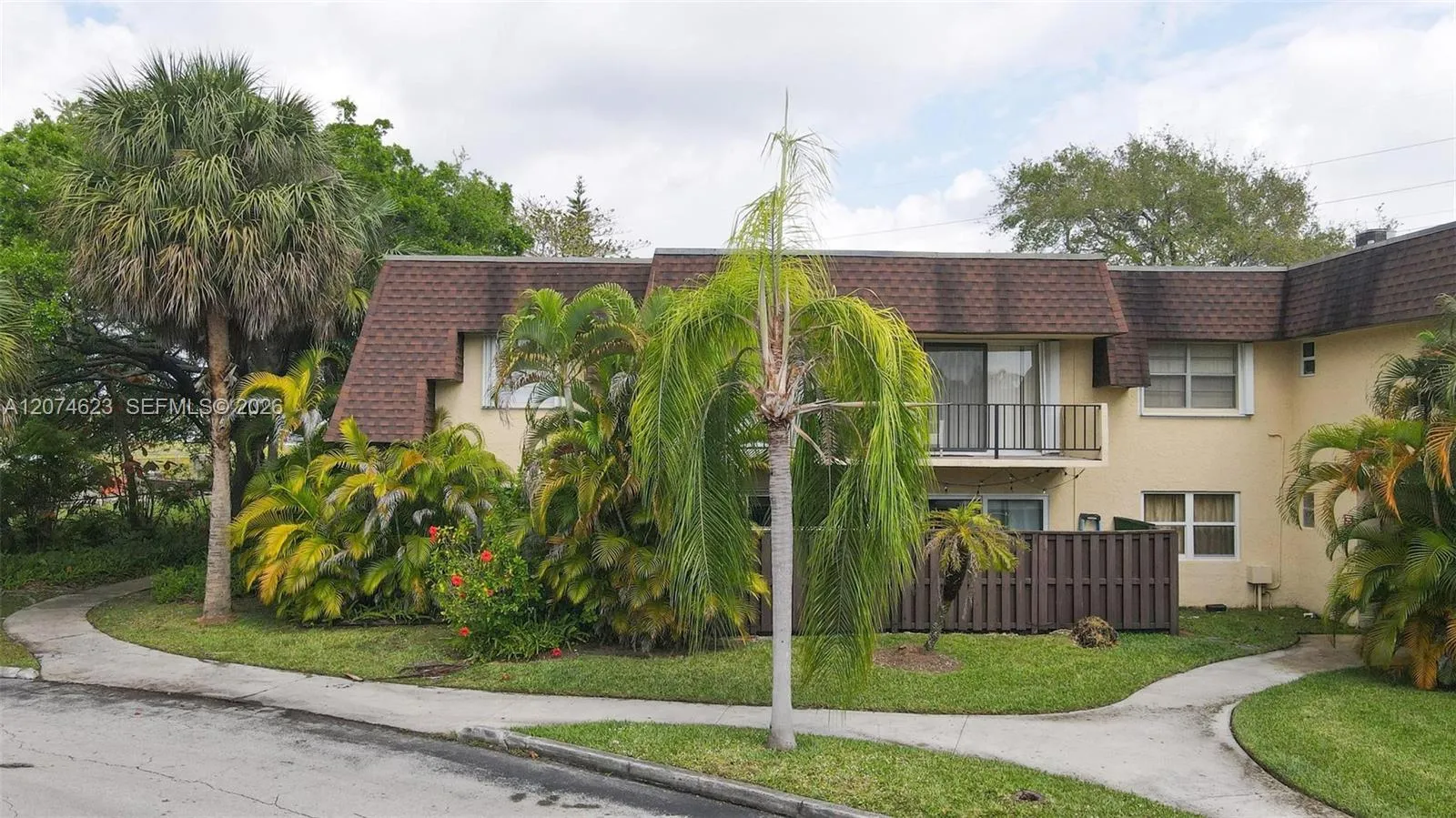 Foto de propiedad en 9107 SW 137th Terrace 1-4, Miami, FL 33176 Miami con MLS# 