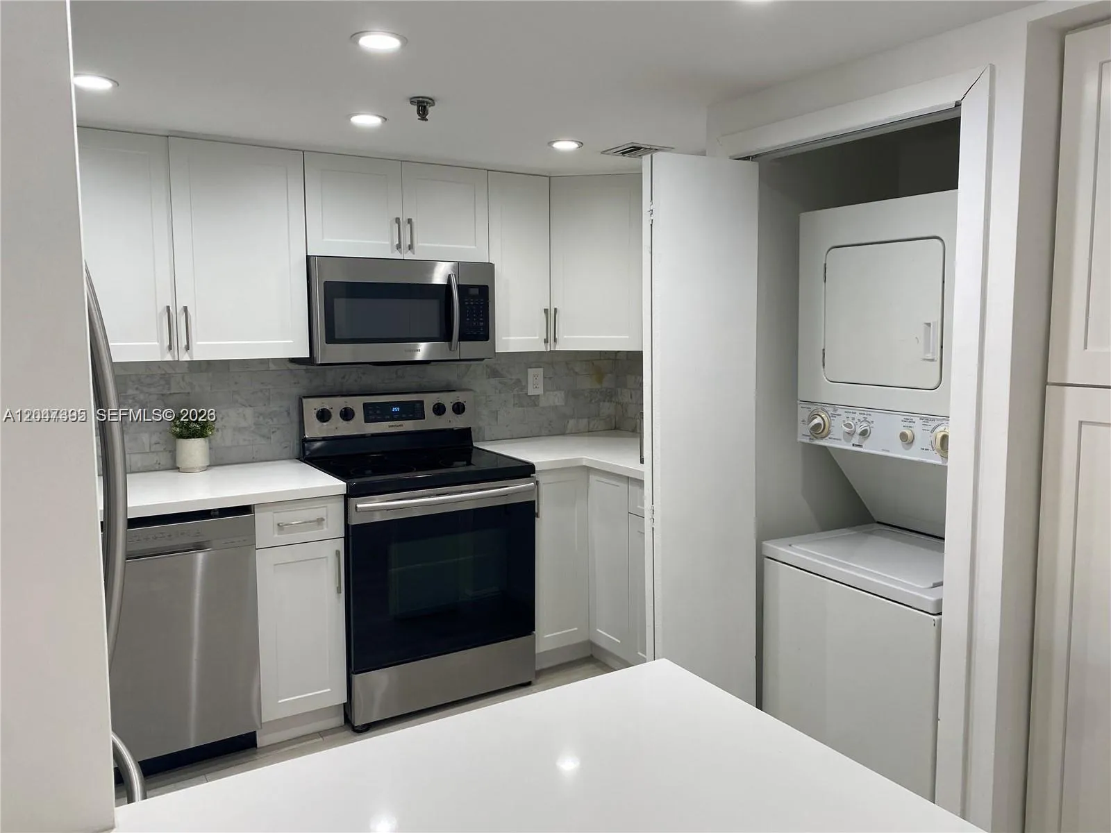 Foto de propiedad en 911 E Ponce De Leon Boulevard 301, Coral Gables, FL 33134 Coral Gables con MLS# 