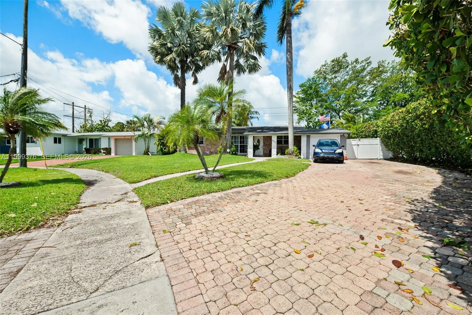 Foto de propiedad en 911 SW 51st Avenue, Plantation, FL 33317 Plantation con MLS# 