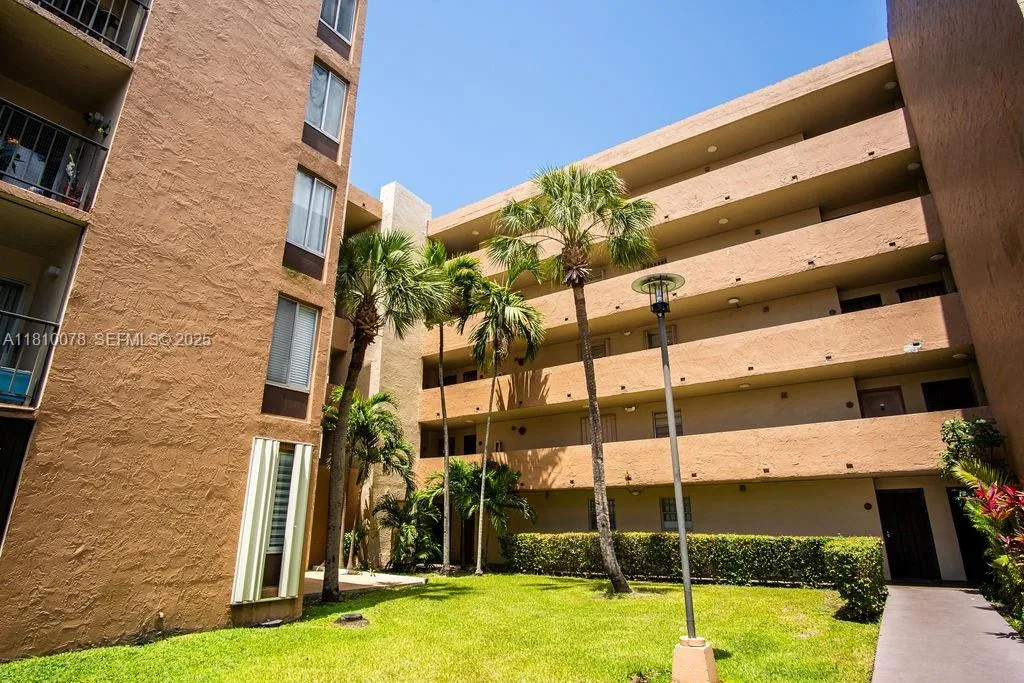 Foto de propiedad en 9110 Fontainebleau Boulevard 502, Miami, FL 33172 Miami con MLS# 