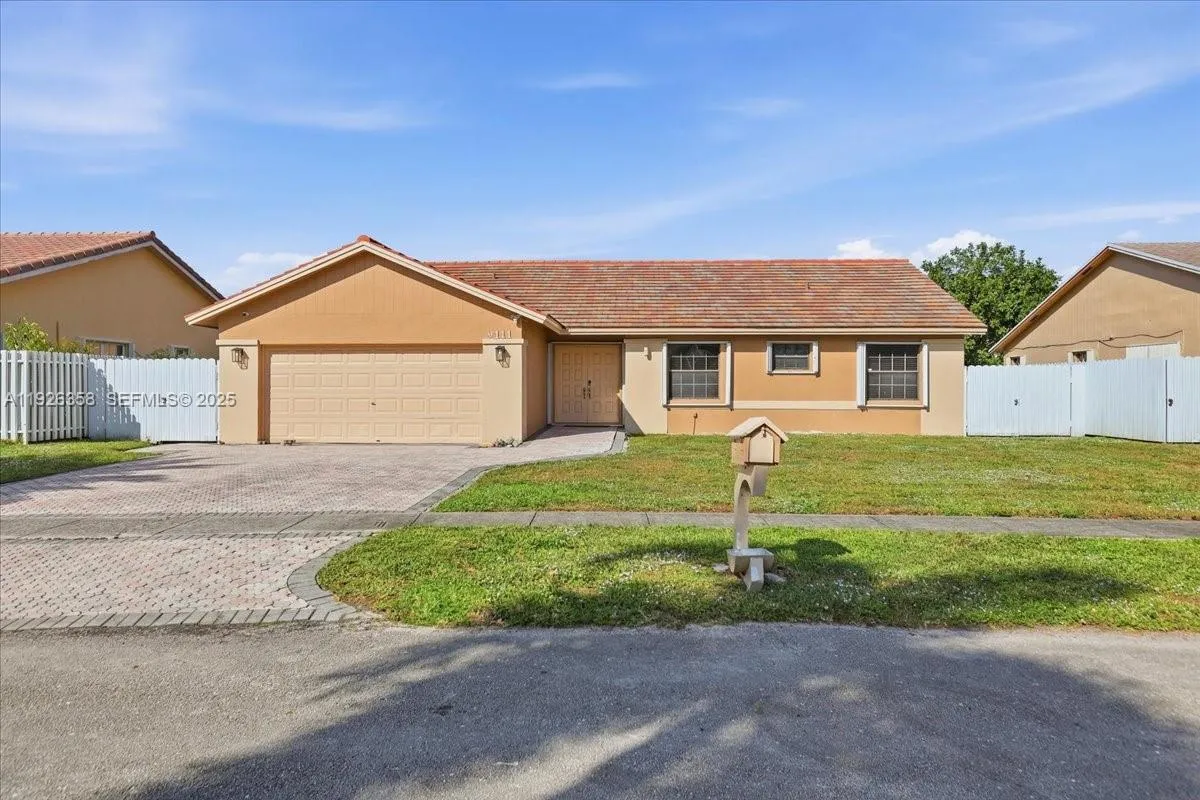 Foto de propiedad en 9111 S Lake Miramar Circle, Miramar, FL 33025 Miramar con MLS# 