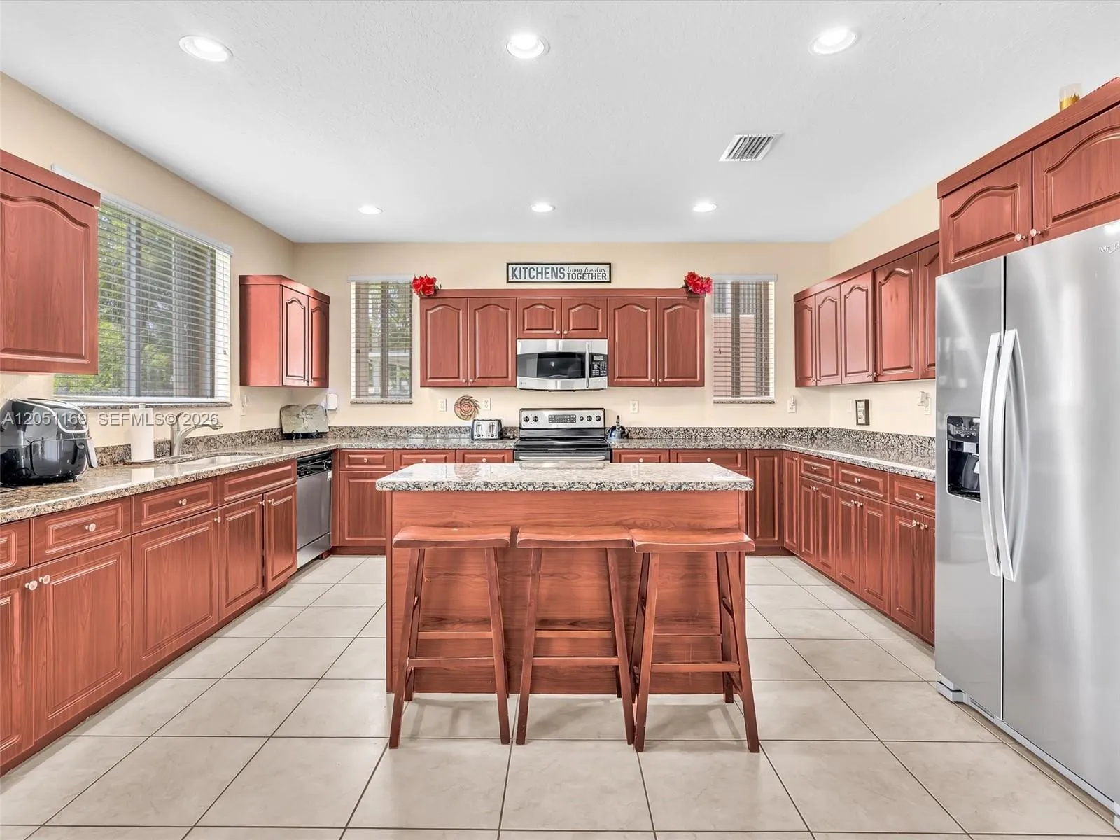 Foto de propiedad en 912 NW 204th Street, Miami Gardens, FL 33169 Miami Gardens con MLS# 
