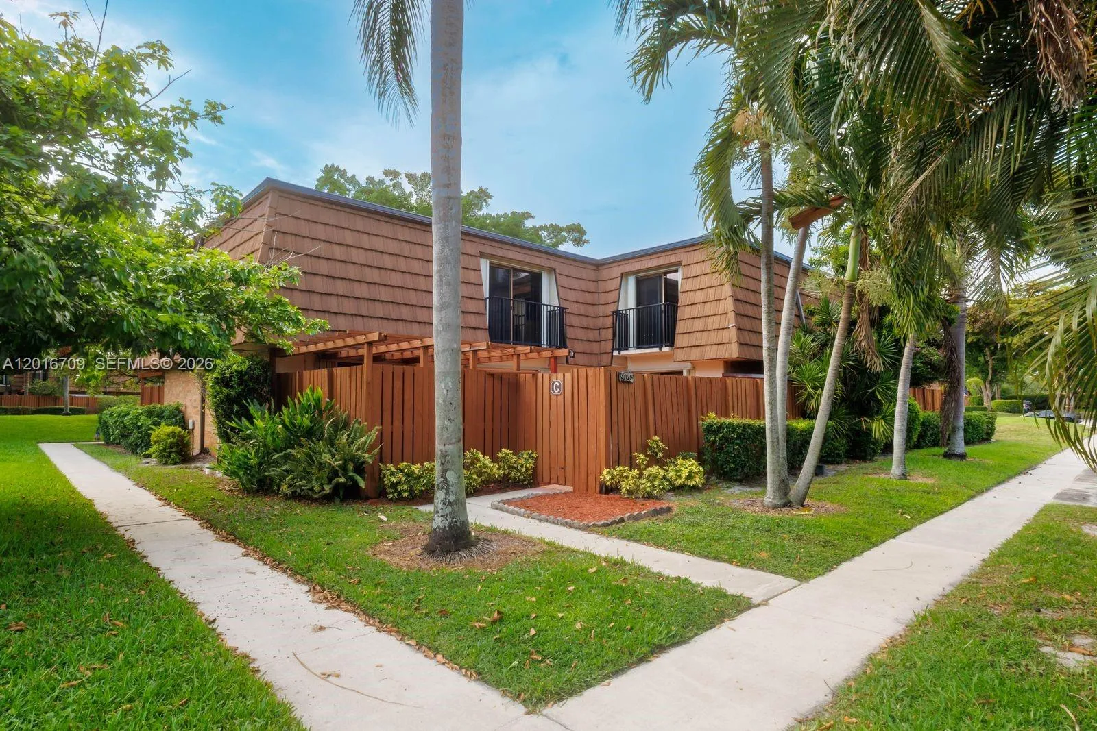 Foto de propiedad en 9126 SW 20th Place C, Davie, FL 33324 Davie con MLS# 