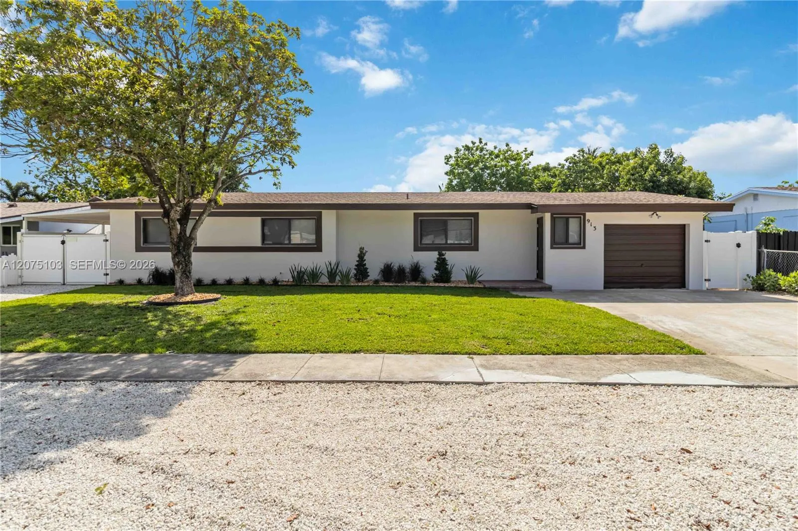 Foto de propiedad en 913 SW 49th Avenue, Plantation, FL 33317 Plantation con MLS# 
