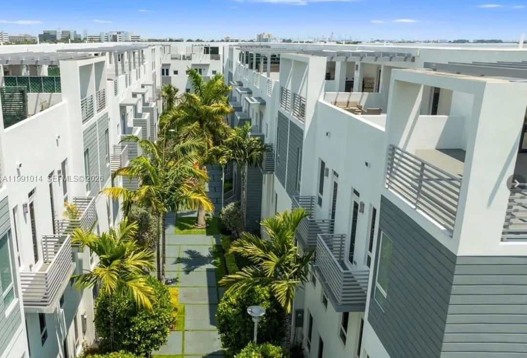 Foto de propiedad en 9133 NW 33rd Street, Doral, FL 33172 Doral con MLS# 