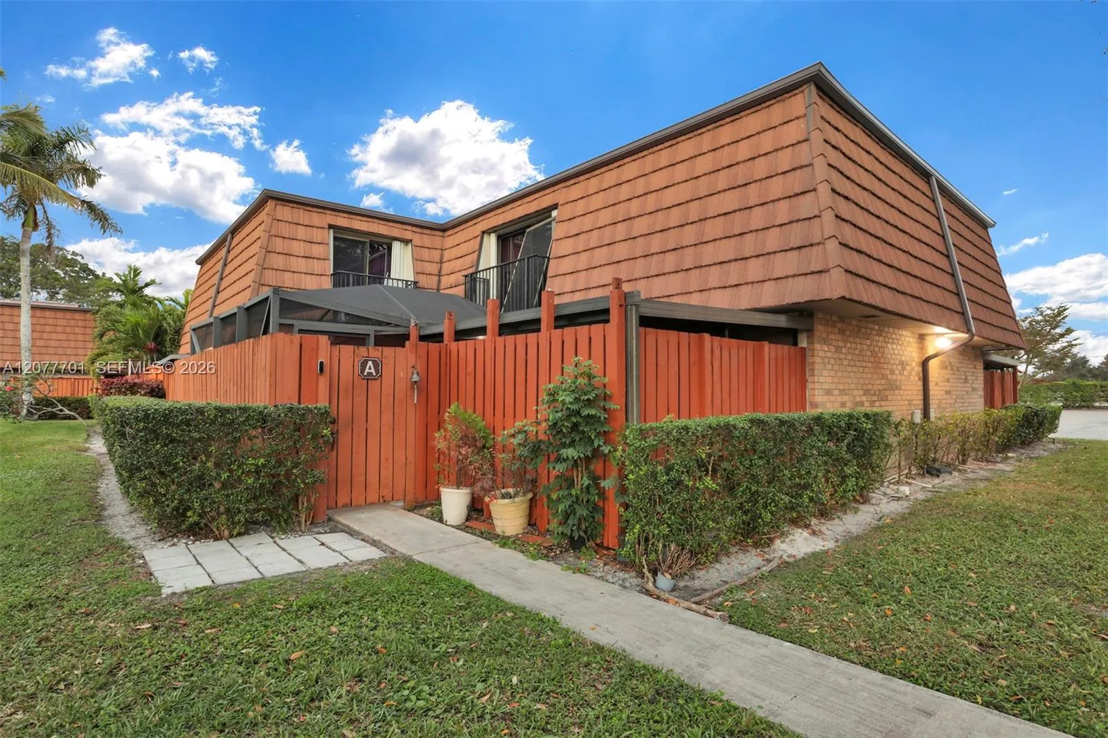 Foto de propiedad en 9139 SW 23rd Street A, Davie, FL 33324 Davie con MLS# 