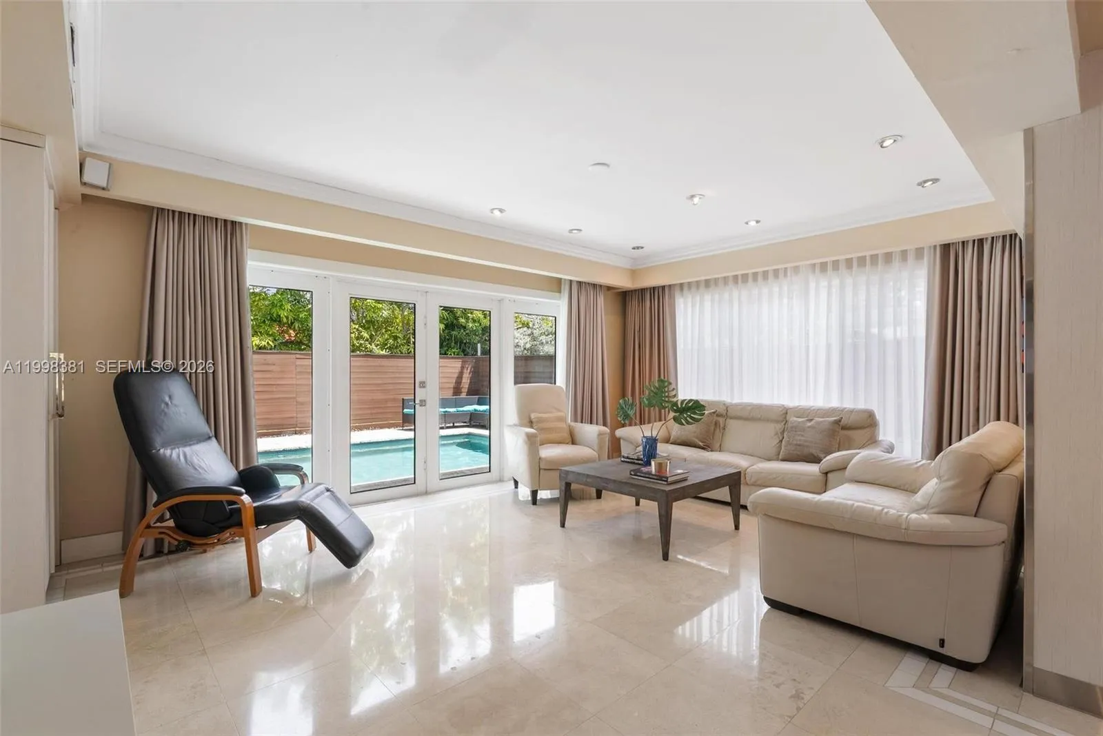 Foto de propiedad en 9141 Abbott Avenue, Surfside, FL 33154 Surfside con MLS# 
