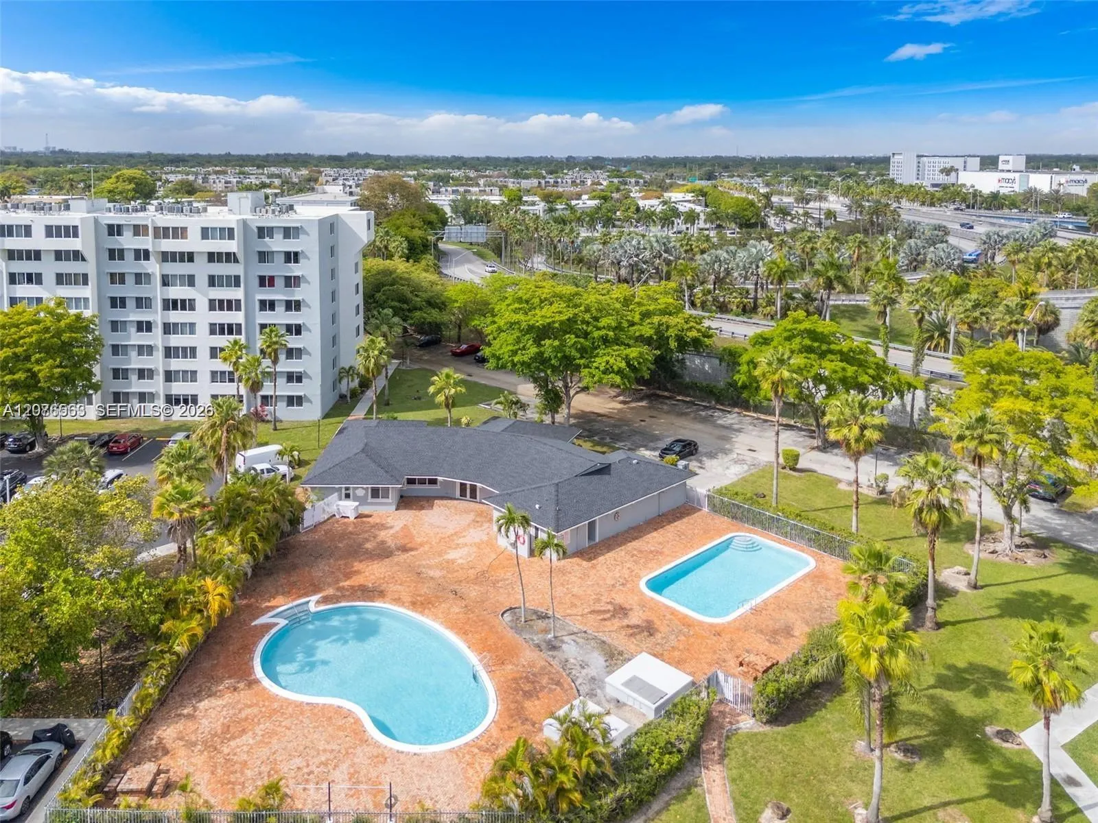 Foto de propiedad en 9143 SW 77th Avenue B802, Miami, FL 33156 Miami con MLS# 