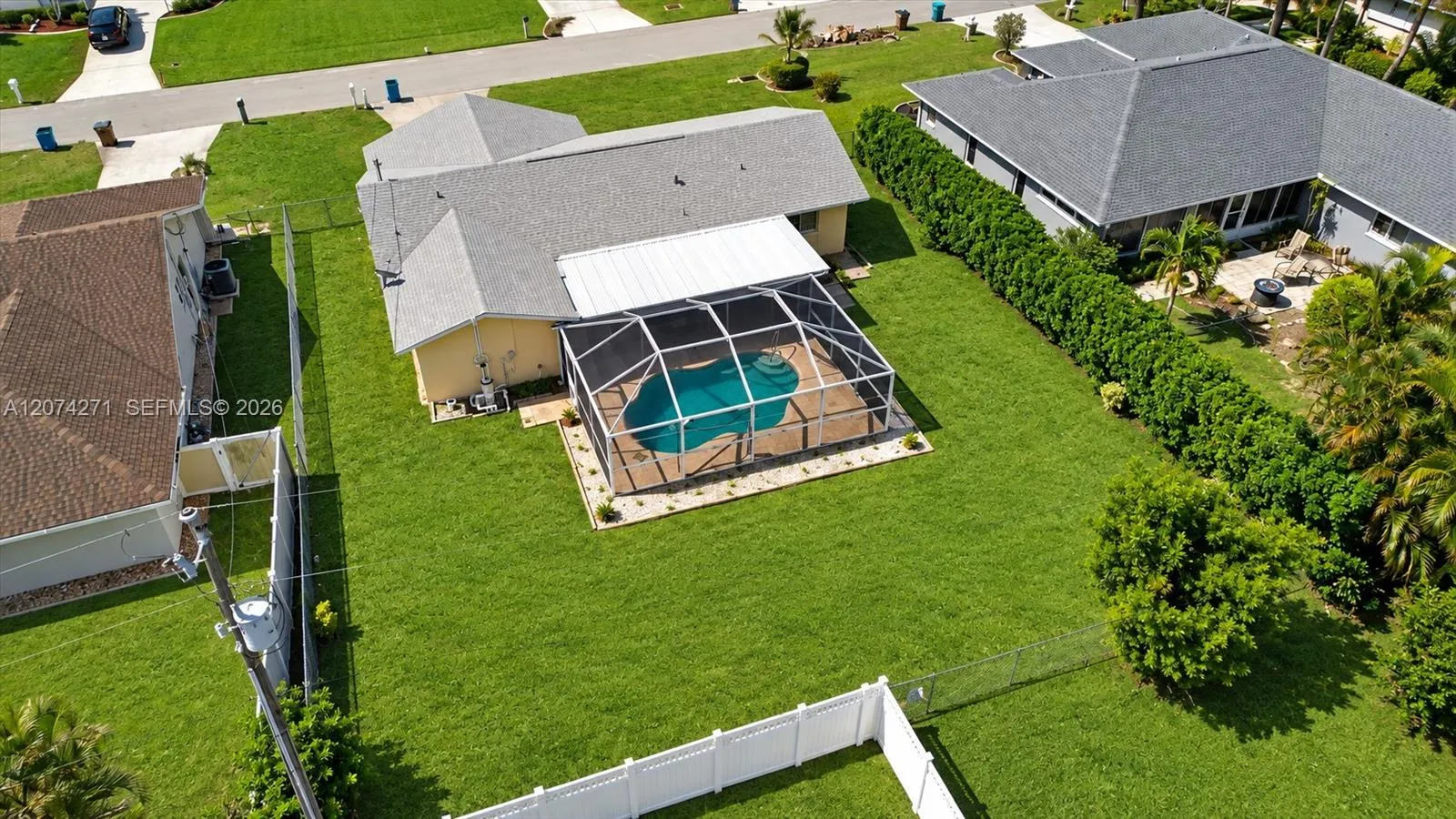 Foto de propiedad en 915 SE 20th Street, Cape Coral, FL 33990 Cape Coral con MLS# 