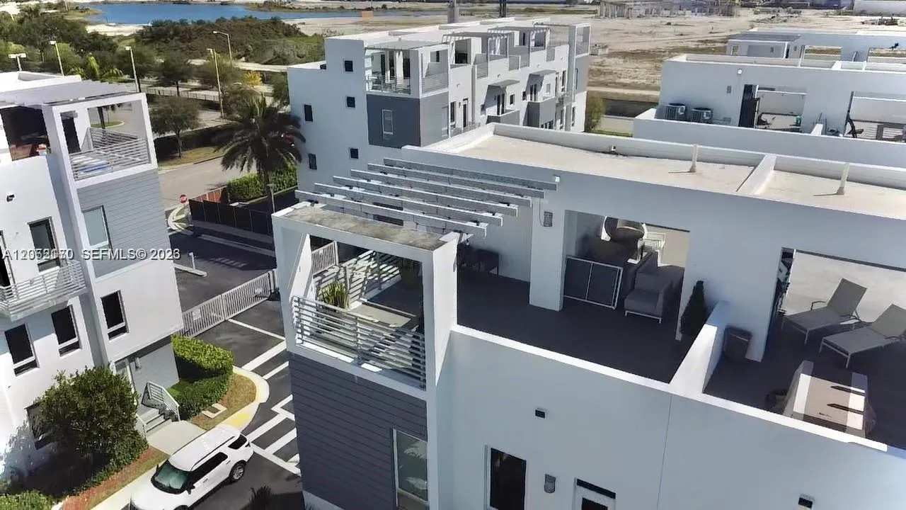Foto de propiedad en 9151 NW 33rd Street, Doral, FL 33172 Doral con MLS# 