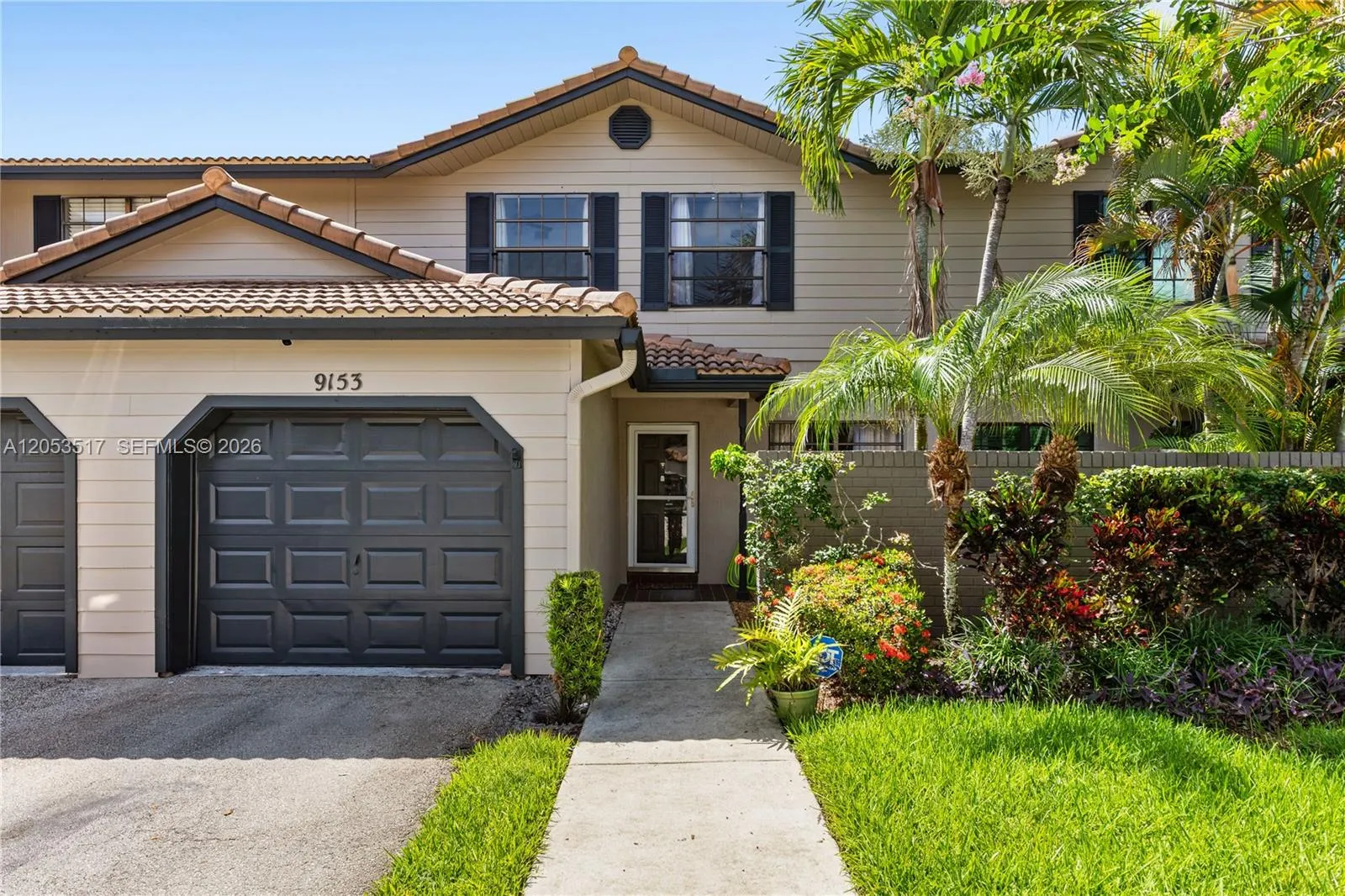 Foto de propiedad en 9153 Vineyard Lake Drive, Plantation, FL 33324 Plantation con MLS# 