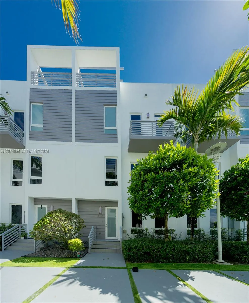 Foto de propiedad en 9165 NW 33rd Street 9165, Doral, FL 33172 Doral con MLS# 