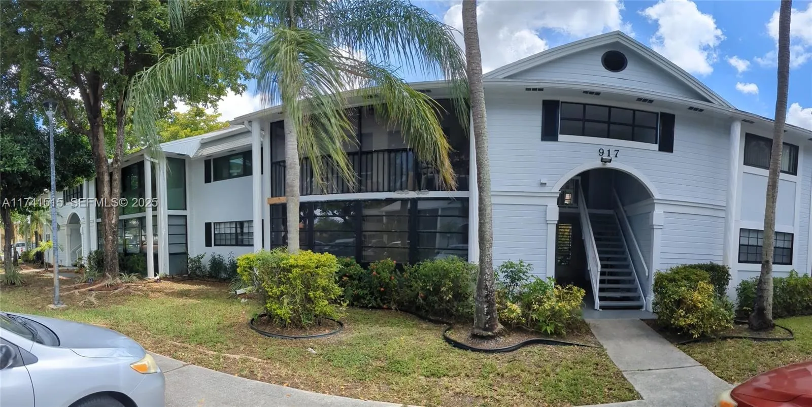 Foto de propiedad en 917 NE 199th Street 206, Miami, FL 33179 Miami con MLS# 