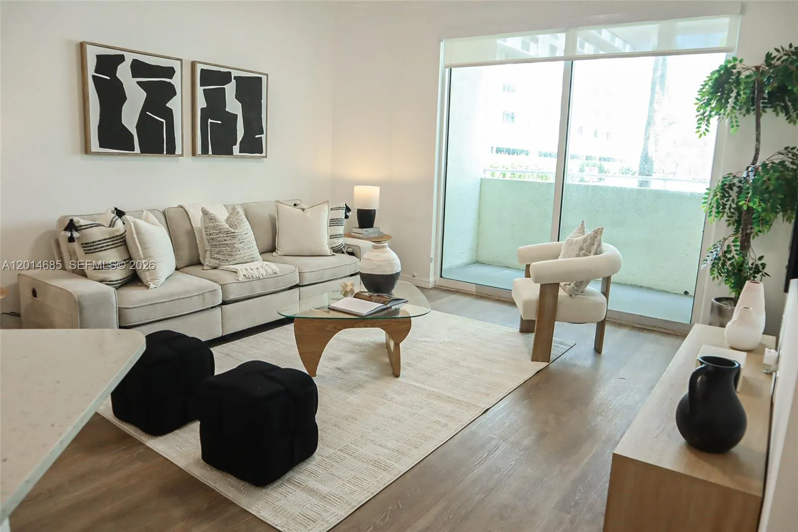 Foto de propiedad en 9172 Collins Avenue 212, Surfside, FL 33154 Surfside con MLS# 