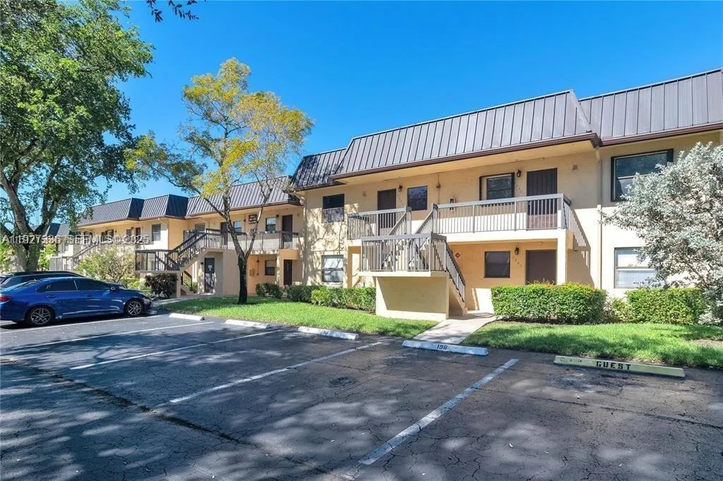 Foto de propiedad en 9173 NW 1st Court 202, Pembroke Pines, FL 33024 Pembroke Pines con MLS# 