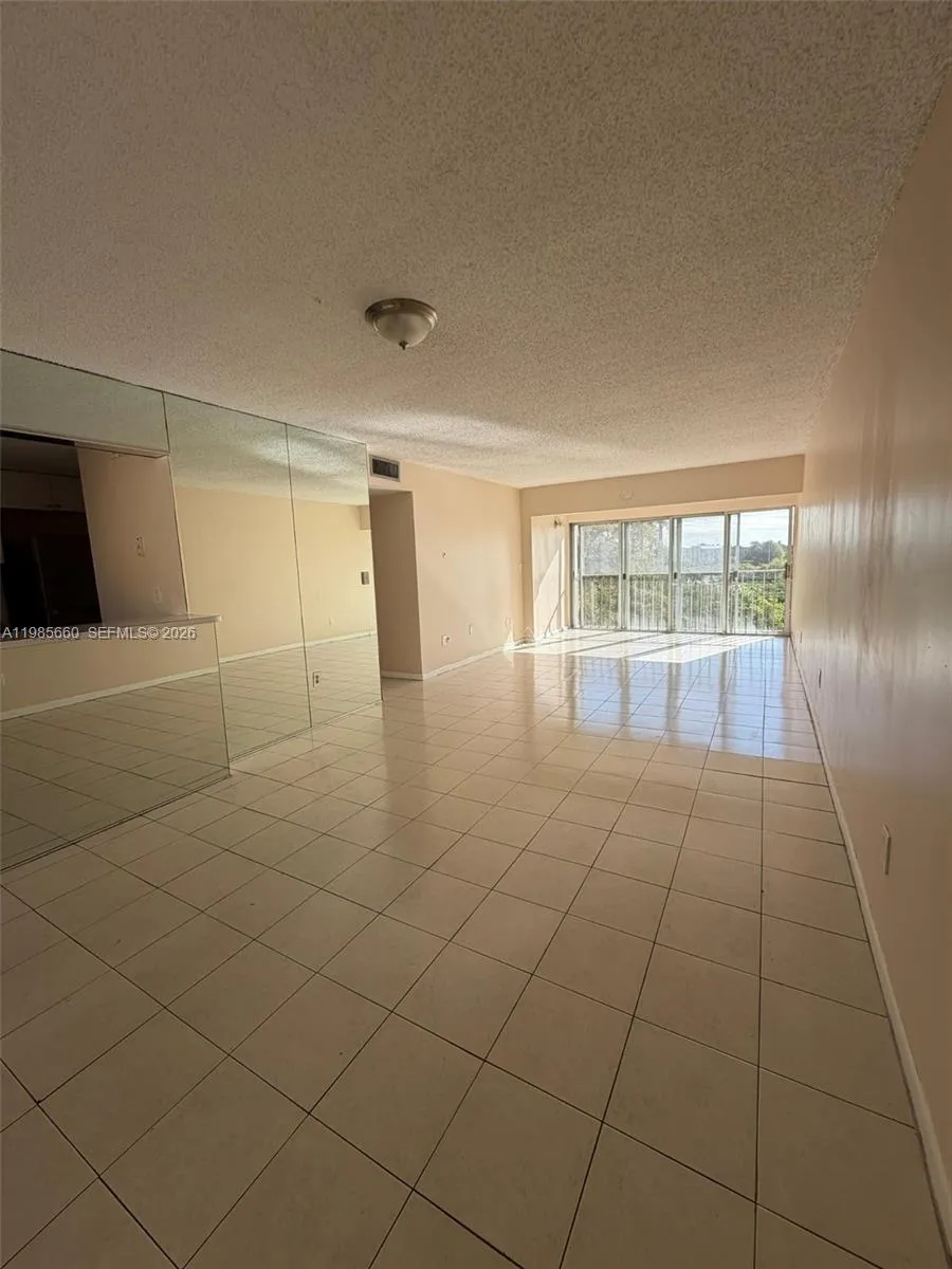 Foto de propiedad en 9180 Fontainebleau Boulevard 401, Miami, FL 33172 Miami con MLS# 