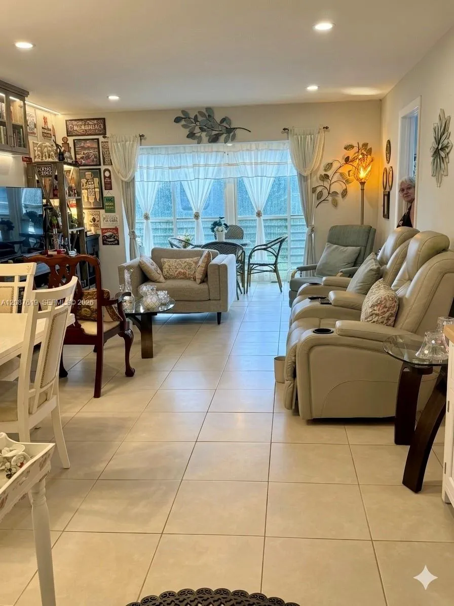 En Venta 9181 Sunrise Lakes Boulevard 312, Sunrise, FL 33322, Sunrise, FL 33322