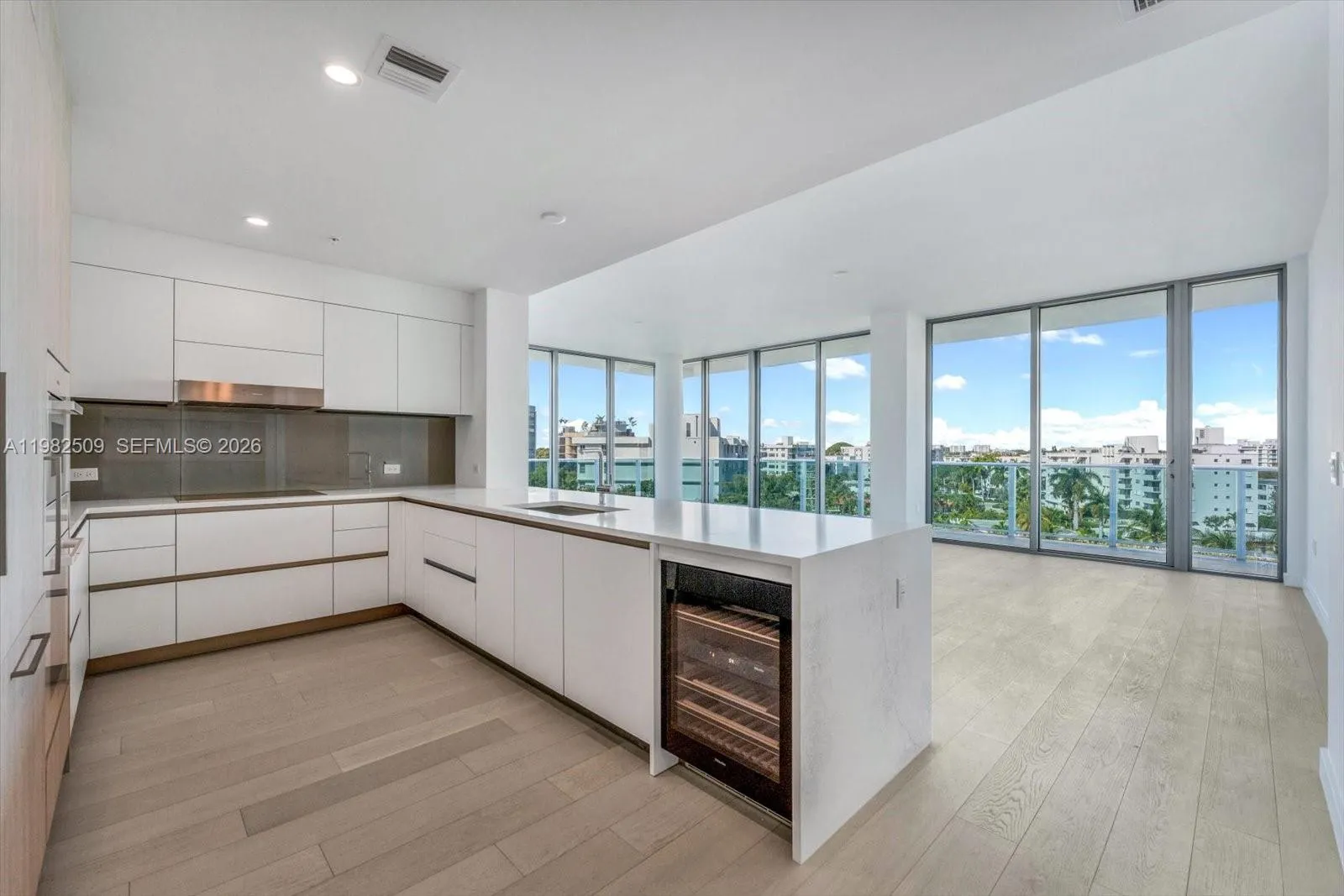 Foto de propiedad en 9201 E Bay Harbor Drive 702, Bay Harbor Islands, FL 33154 Bay Harbor Islands con MLS# 