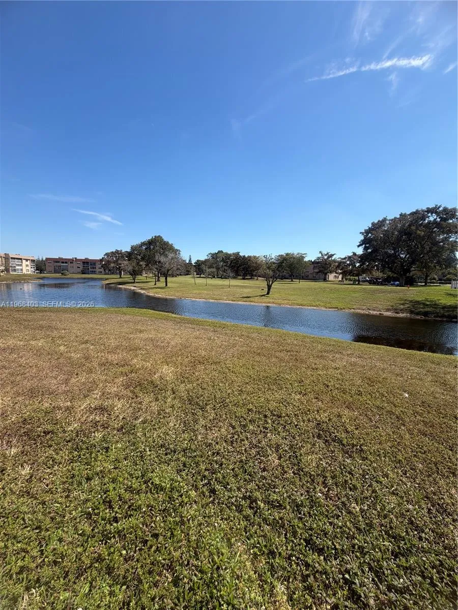 Foto de propiedad en 9201 Sunrise Lakes Boulevard 302, Sunrise, FL 33322 Sunrise con MLS# 