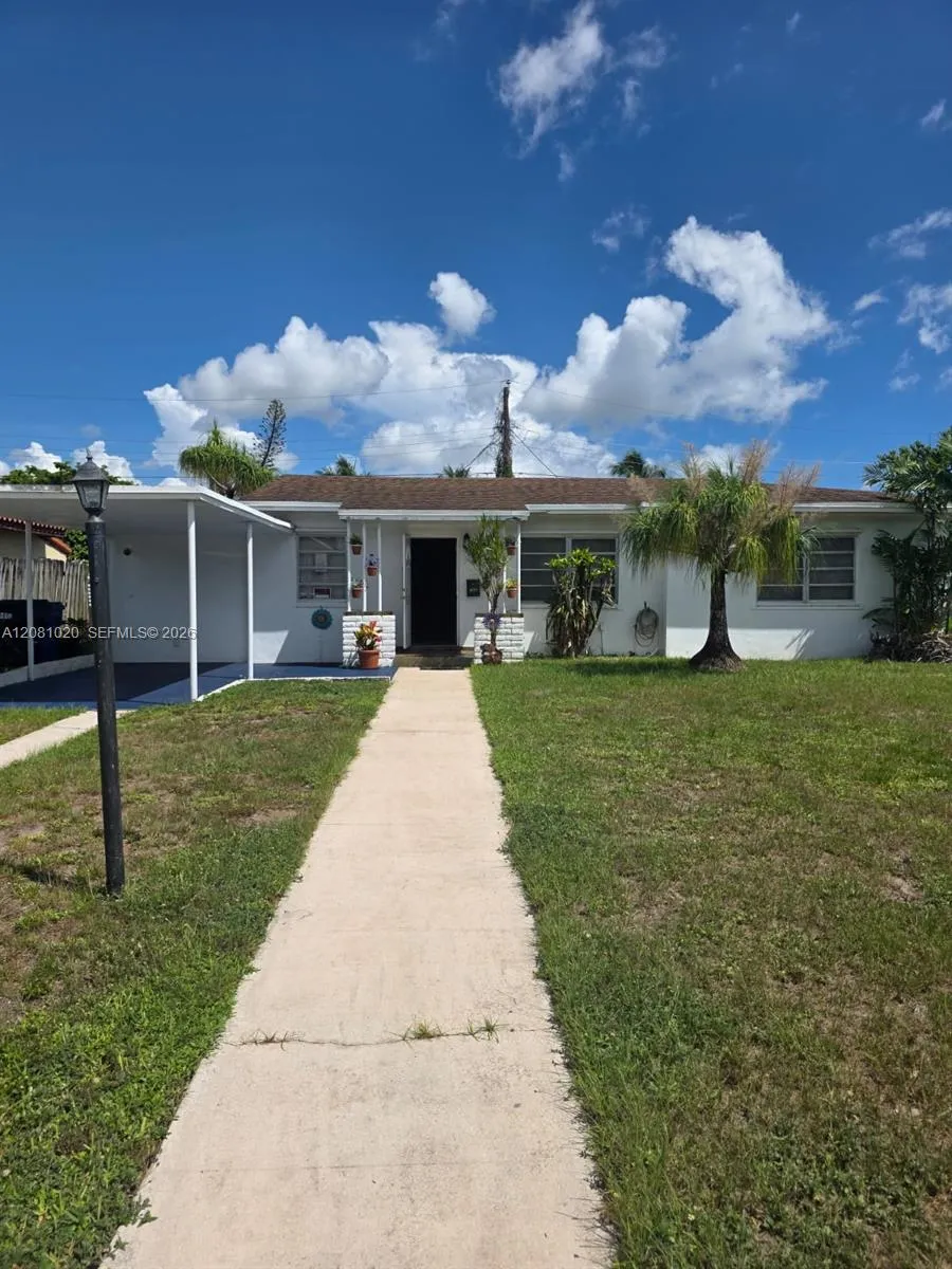 Foto de propiedad en 921 NE 163rd Street, North Miami Beach, FL 33162 North Miami Beach con MLS# 