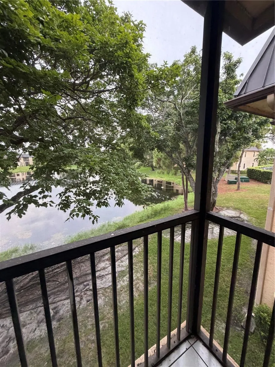 Foto de propiedad en 9218 NW 1 Street 202, Pembroke Pines, FL 33024 Pembroke Pines con MLS# 