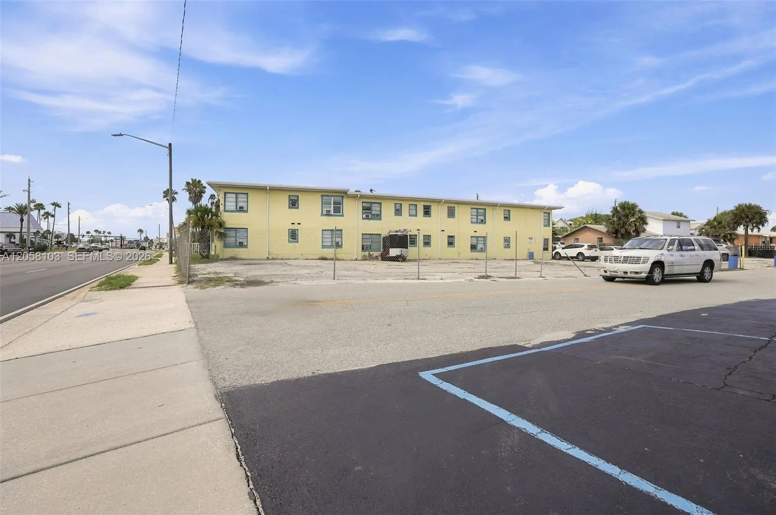 Foto de propiedad en 922 S Atlantic, Daytona Beach, FL 32118 Daytona Beach con MLS# 