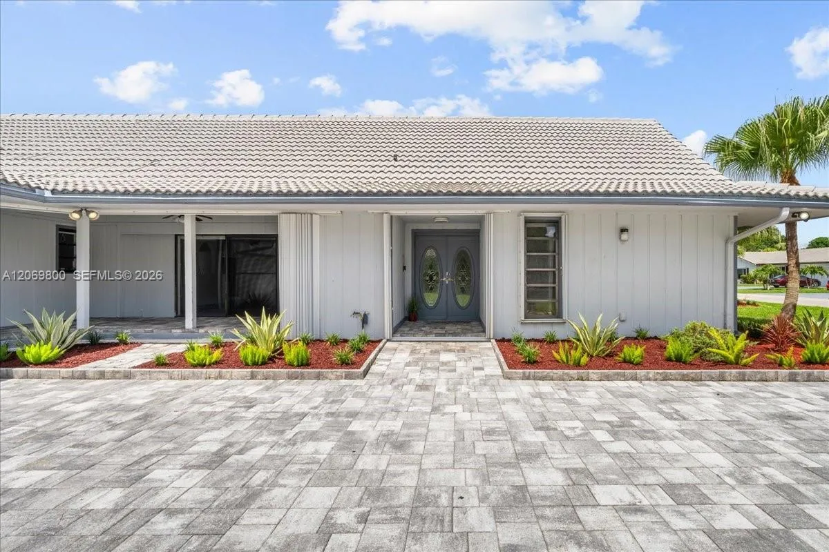 Foto de propiedad en 9220 NW 15th Street, Coral Springs, FL 33071 Coral Springs con MLS# 