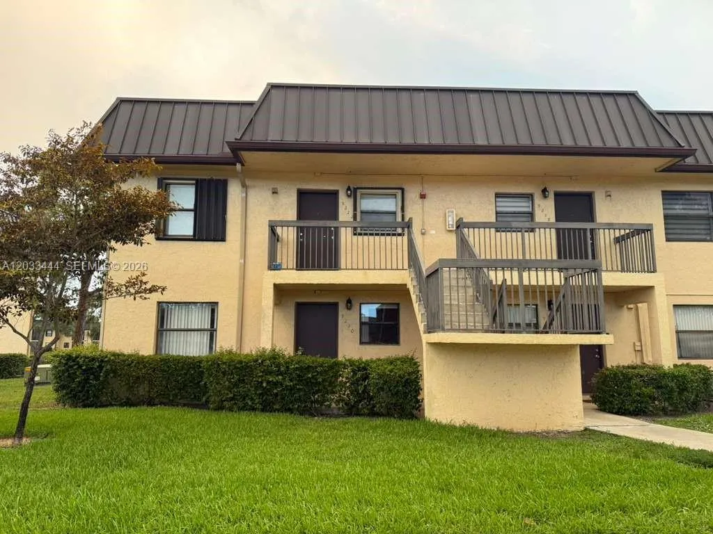 Foto de propiedad en 9220 NW 1st Street 101, Pembroke Pines, FL 33024 Pembroke Pines con MLS# 
