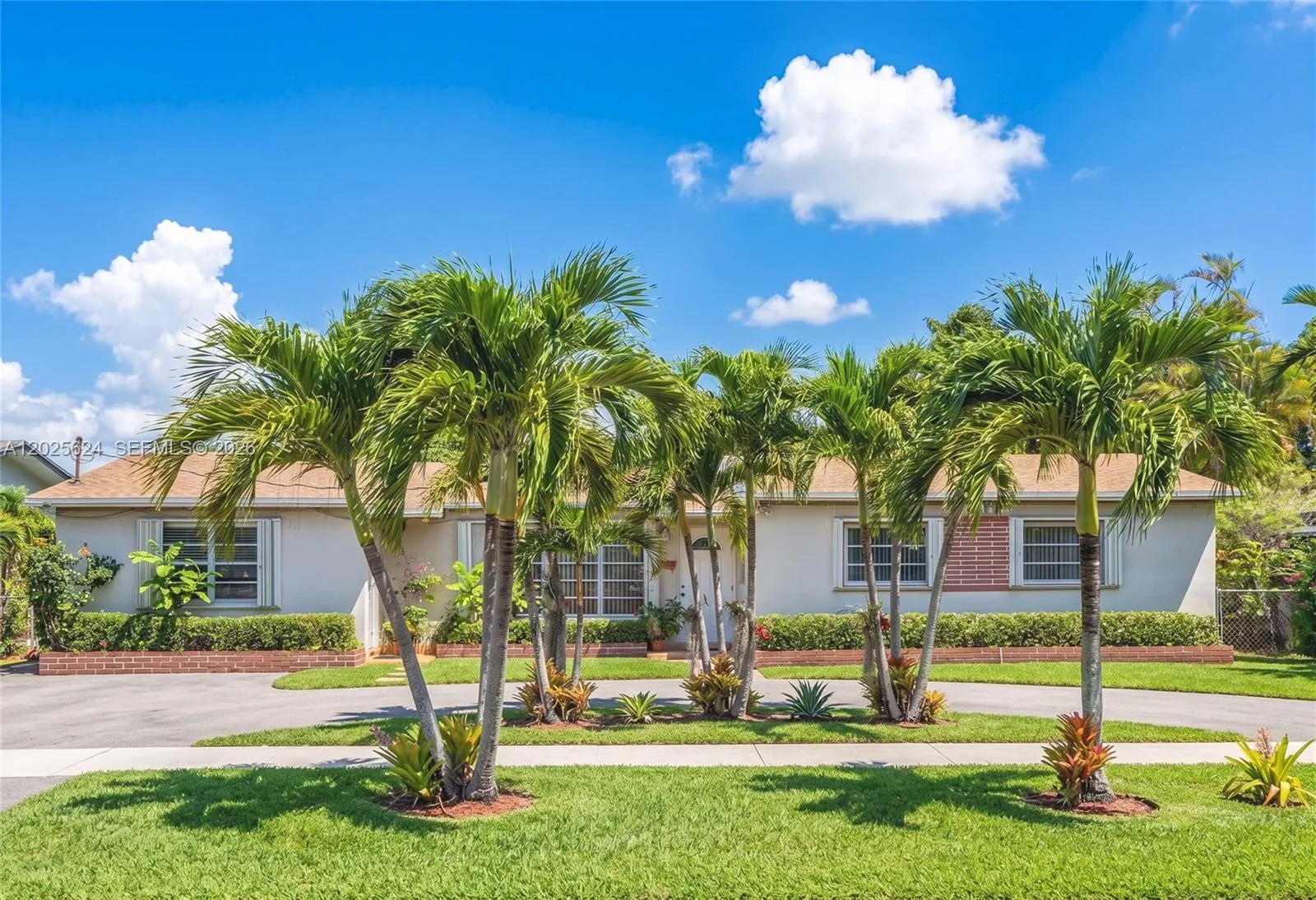 Foto de propiedad en 9231 SW 16th Street, Miami, FL 33165 Miami con MLS# 