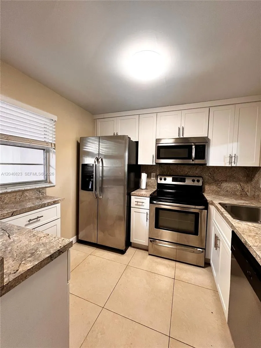 Foto de propiedad en 9235 Lagoon Place 109, Davie, FL 33324 Davie con MLS# 