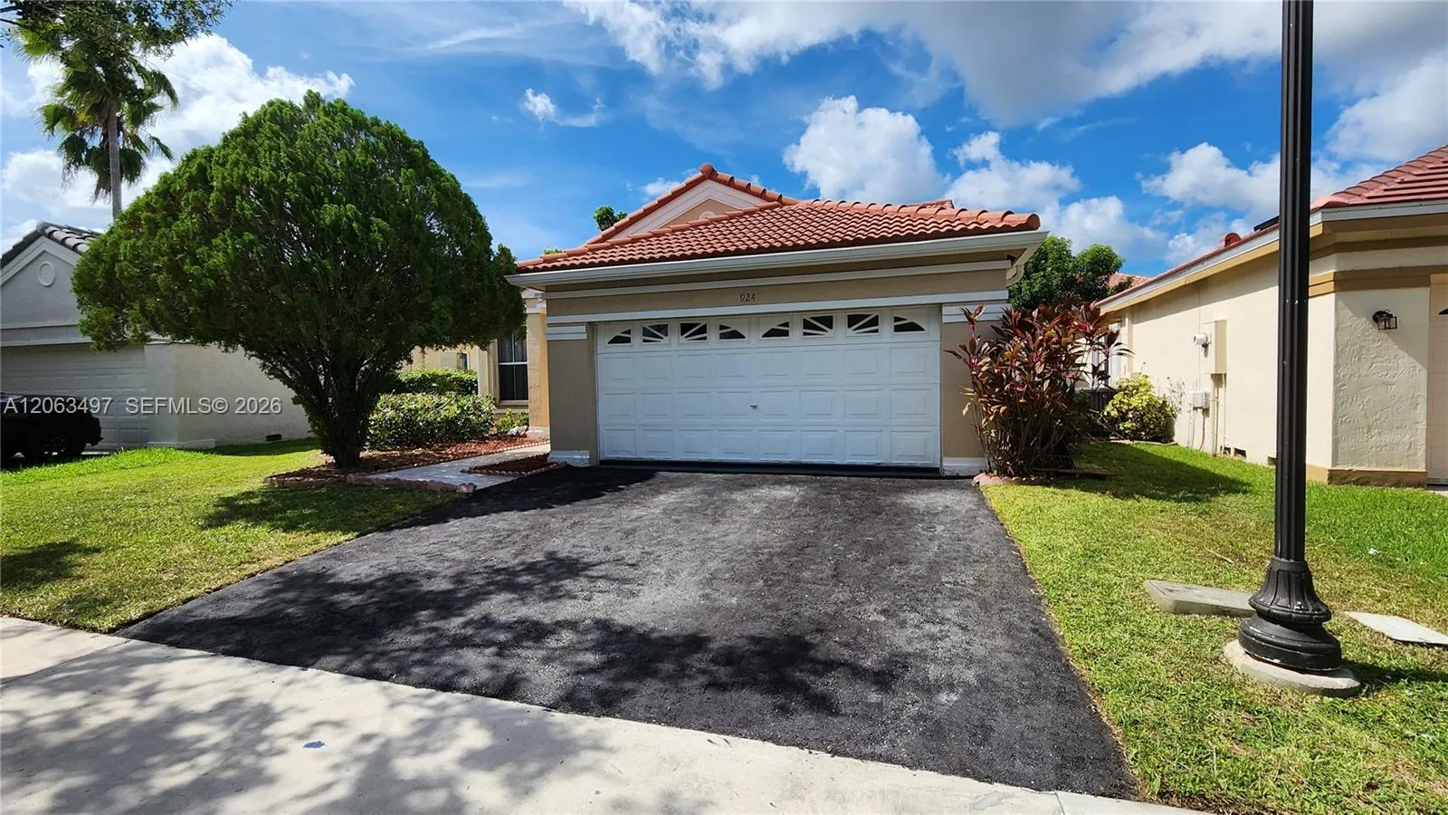 Foto de propiedad en 924 Falling Water Road 924, Weston, FL 33326 Weston con MLS# 
