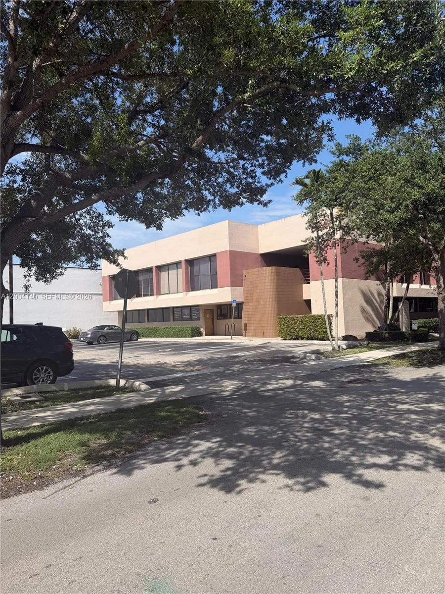 Foto de propiedad en 9245 SW 157th Street 2 Exam Rms, Palmetto Bay, FL 33157 Palmetto Bay con MLS# 