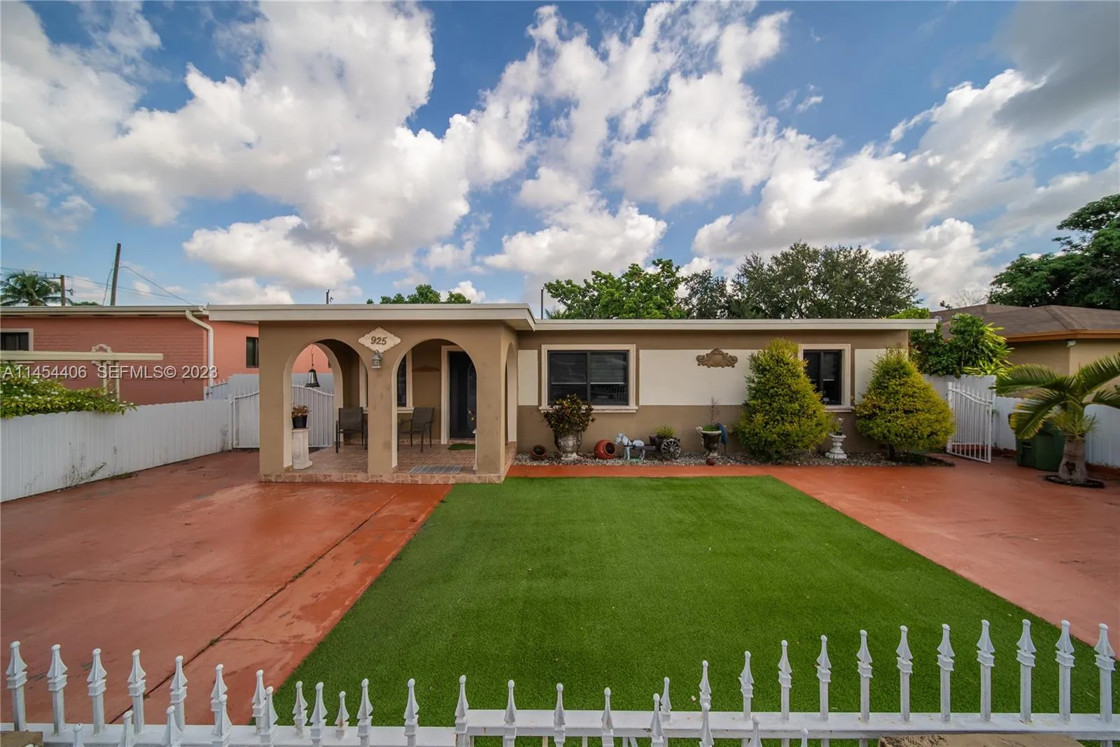 Foto de propiedad en 925 E 29th Street, Hialeah, FL 33013 Hialeah con MLS# 