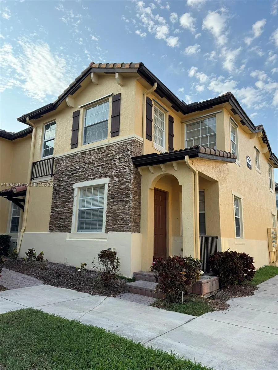 Foto de propiedad en 9257 SW 227th Street 11, Cutler Bay, FL 33190 Cutler Bay con MLS# 