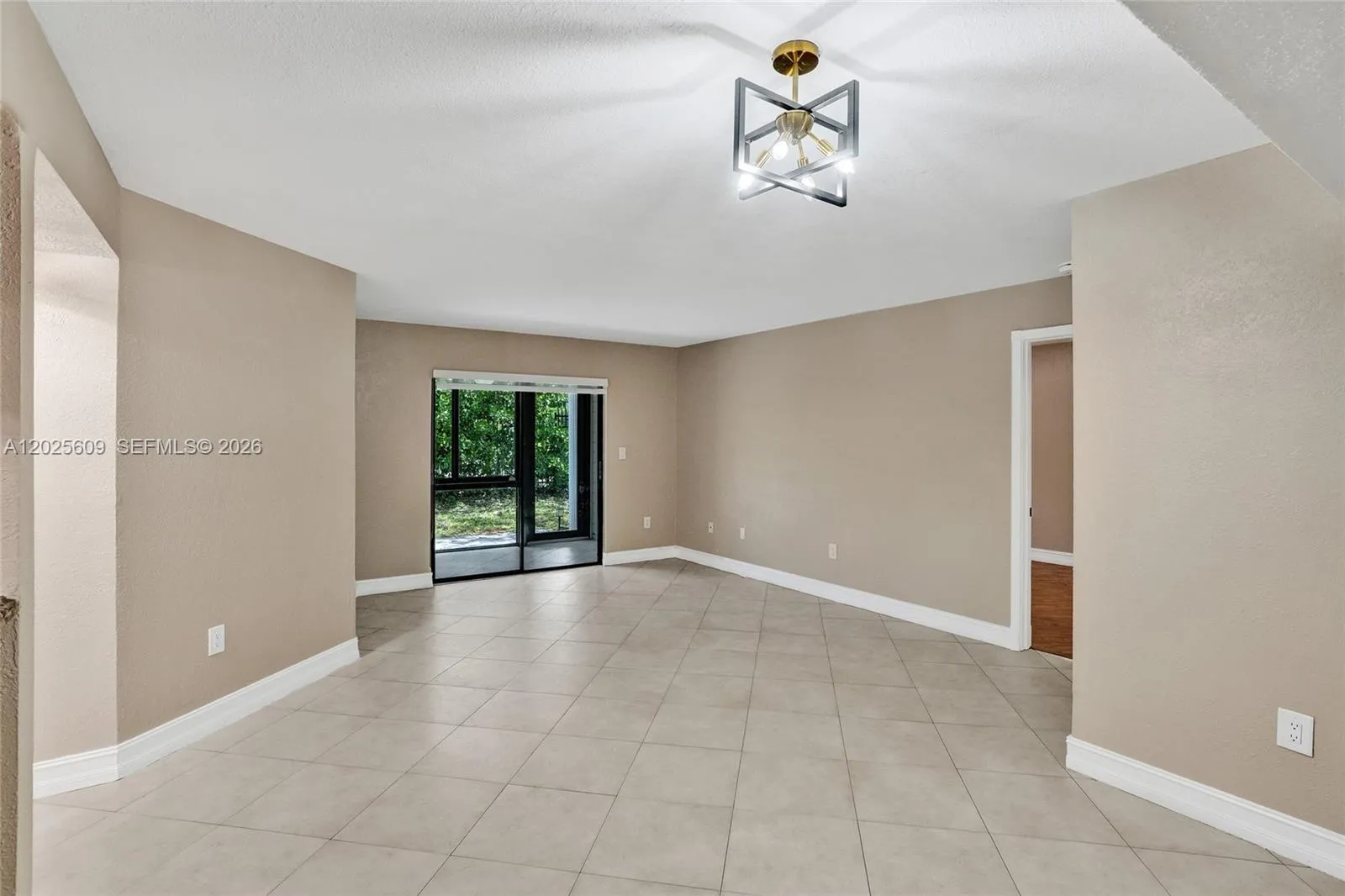 Vendido 927 NE 199th Street 103, Miami, FL 33179, Miami, FL 33179
