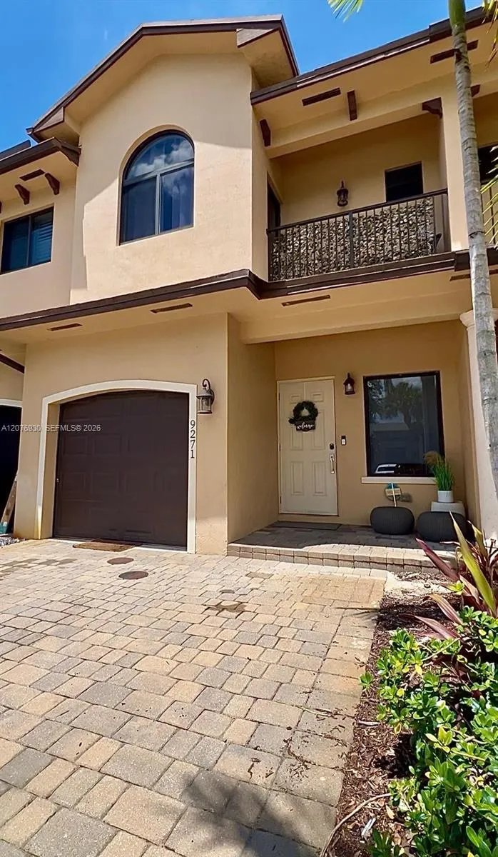 Foto de propiedad en 9271 NW 16th Street, Pembroke Pines, FL 33027 Pembroke Pines con MLS# 