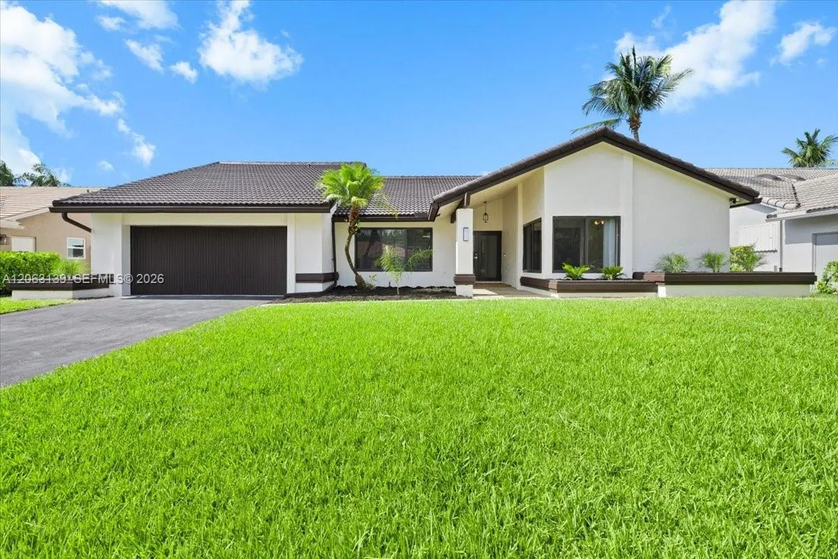 Foto de propiedad en 9272 NW 18th Street, Plantation, FL 33322 Plantation con MLS# 