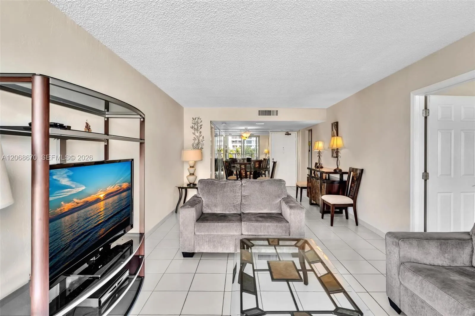 Foto de propiedad en 9273 Collins Avenue 308, Surfside, FL 33154 Surfside con MLS# 