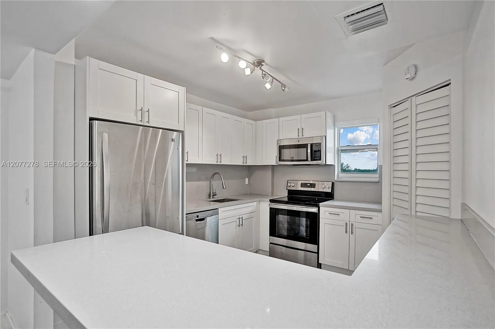 Foto de propiedad en 9273 Collins Avenue 309, Surfside, FL 33154 Surfside con MLS# 