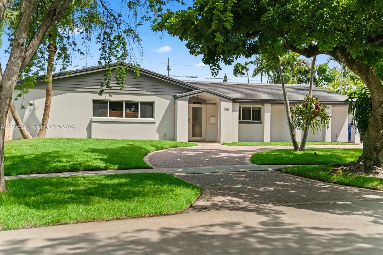 Foto de propiedad en 930 NE 182nd Terrace, North Miami Beach, FL 33162 North Miami Beach con MLS# 
