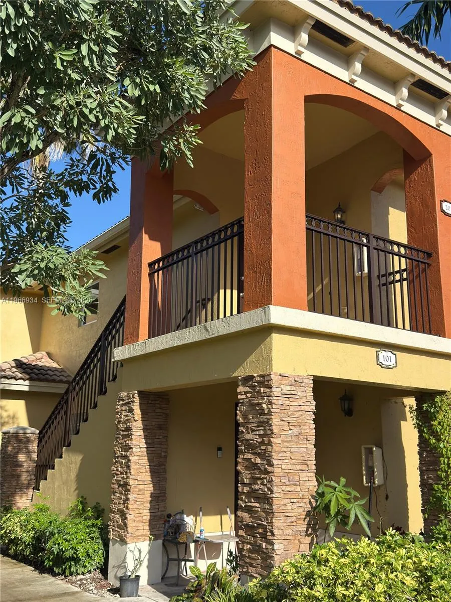 Foto de propiedad en 930 NE 34th Avenue 201, Homestead, FL 33033 Homestead con MLS# 