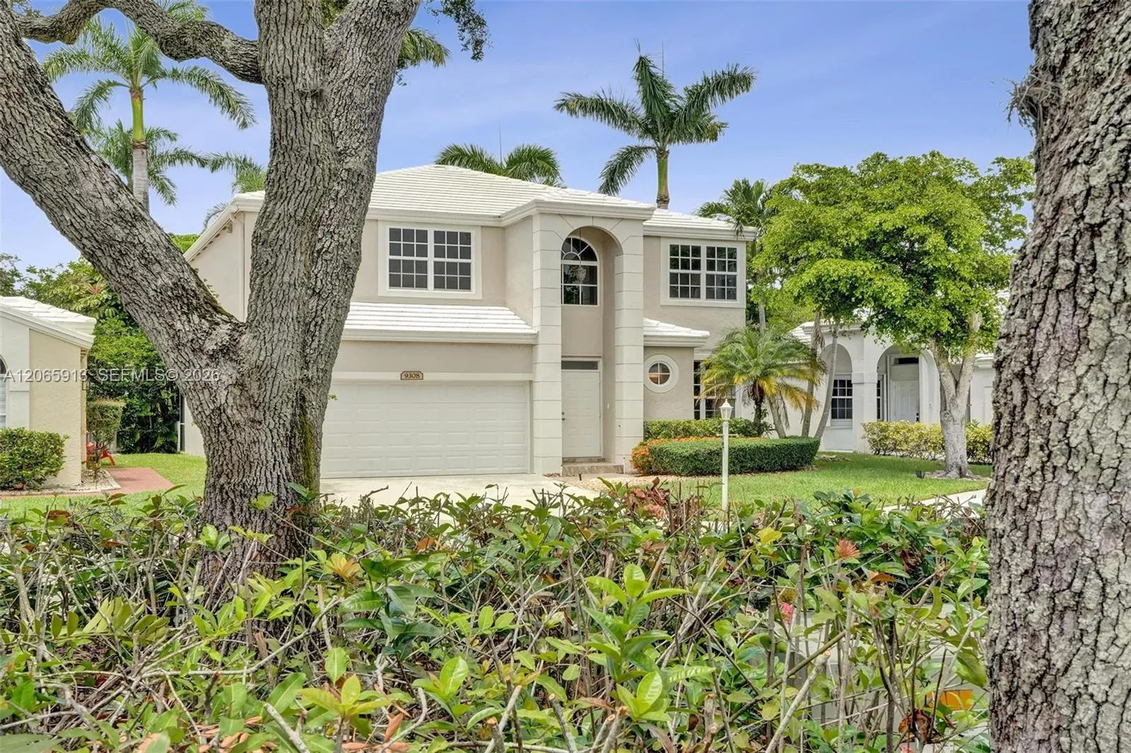 Foto de propiedad en 9308 NW 8th Circle, Plantation, FL 33324 Plantation con MLS# 