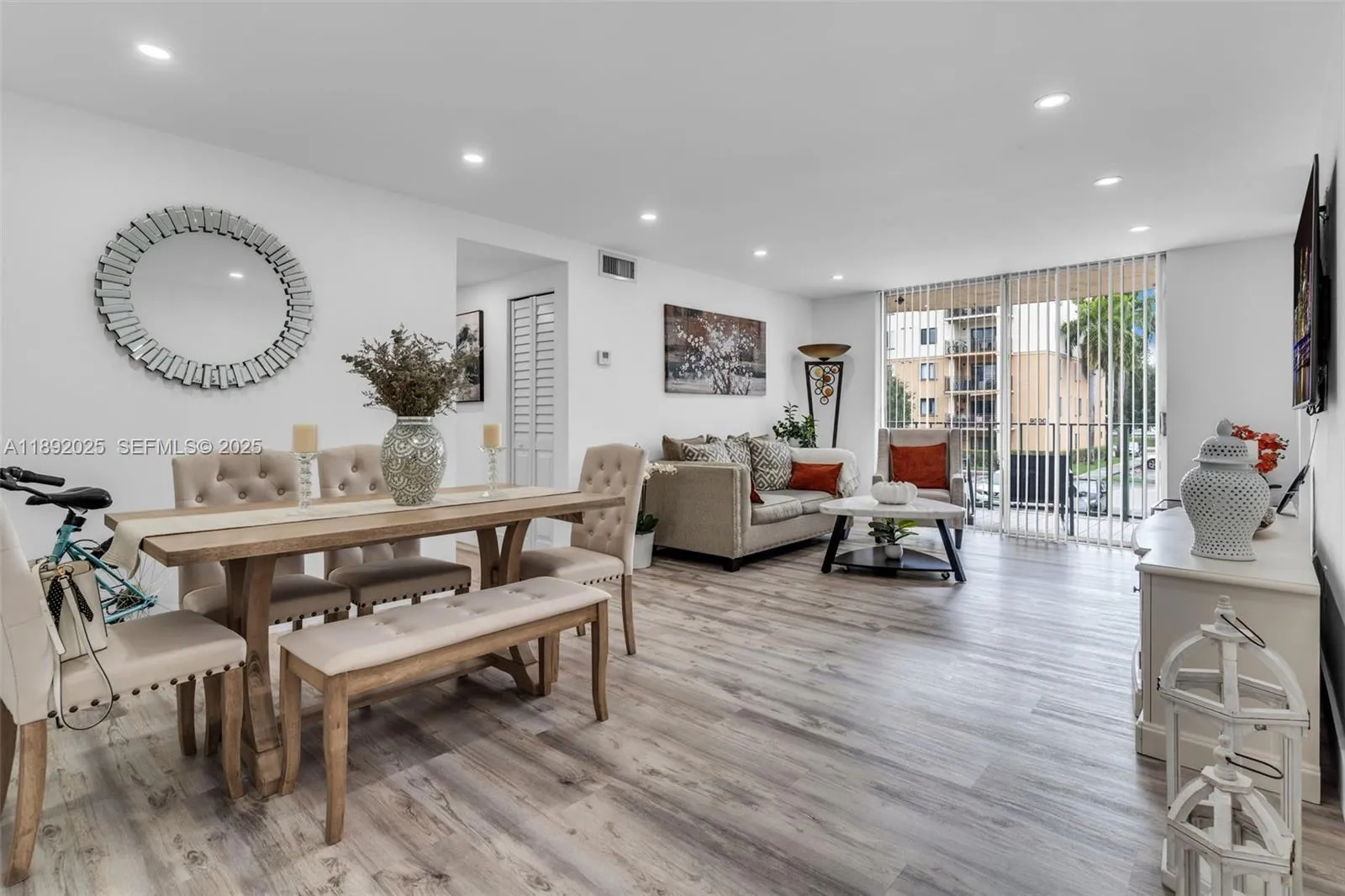 Foto de propiedad en 9310 Fontainebleau Boulevard 201, Miami, FL 33172 Miami con MLS# 