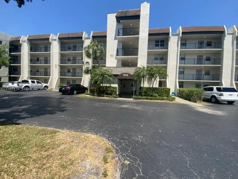 Foto de propiedad en 9311 Orange Grove Drive 405, Davie, FL 33324 Davie con MLS# 
