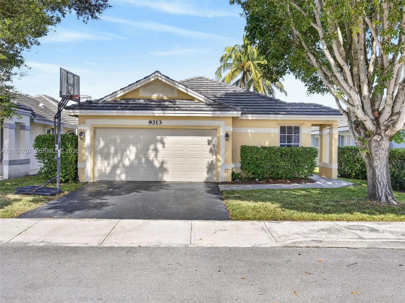 Foto de propiedad en 9313 Arborwood Circle, Davie, FL 33328 Davie con MLS# 