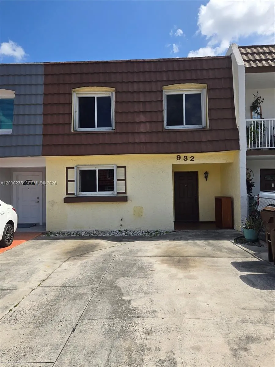 Vendido 932 W 80th Place, Hialeah, FL 33014, Hialeah, FL 33014