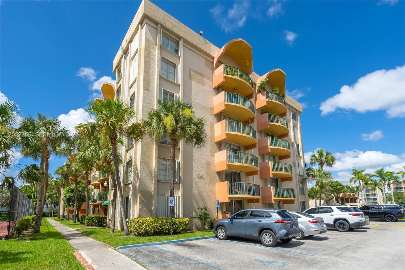 Foto de propiedad en 9320 Fontainebleau Boulevard 214, Miami, FL 33172 Miami con MLS# 
