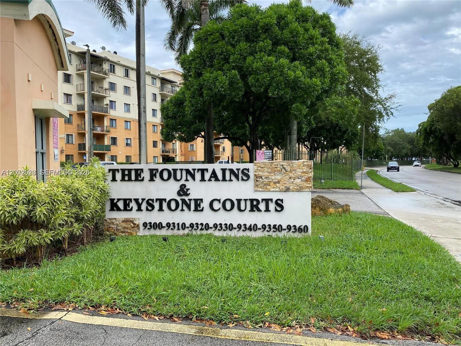 Foto de propiedad en 9320 Fontainebleau Boulevard 215, Miami, FL 33172 Miami con MLS# 