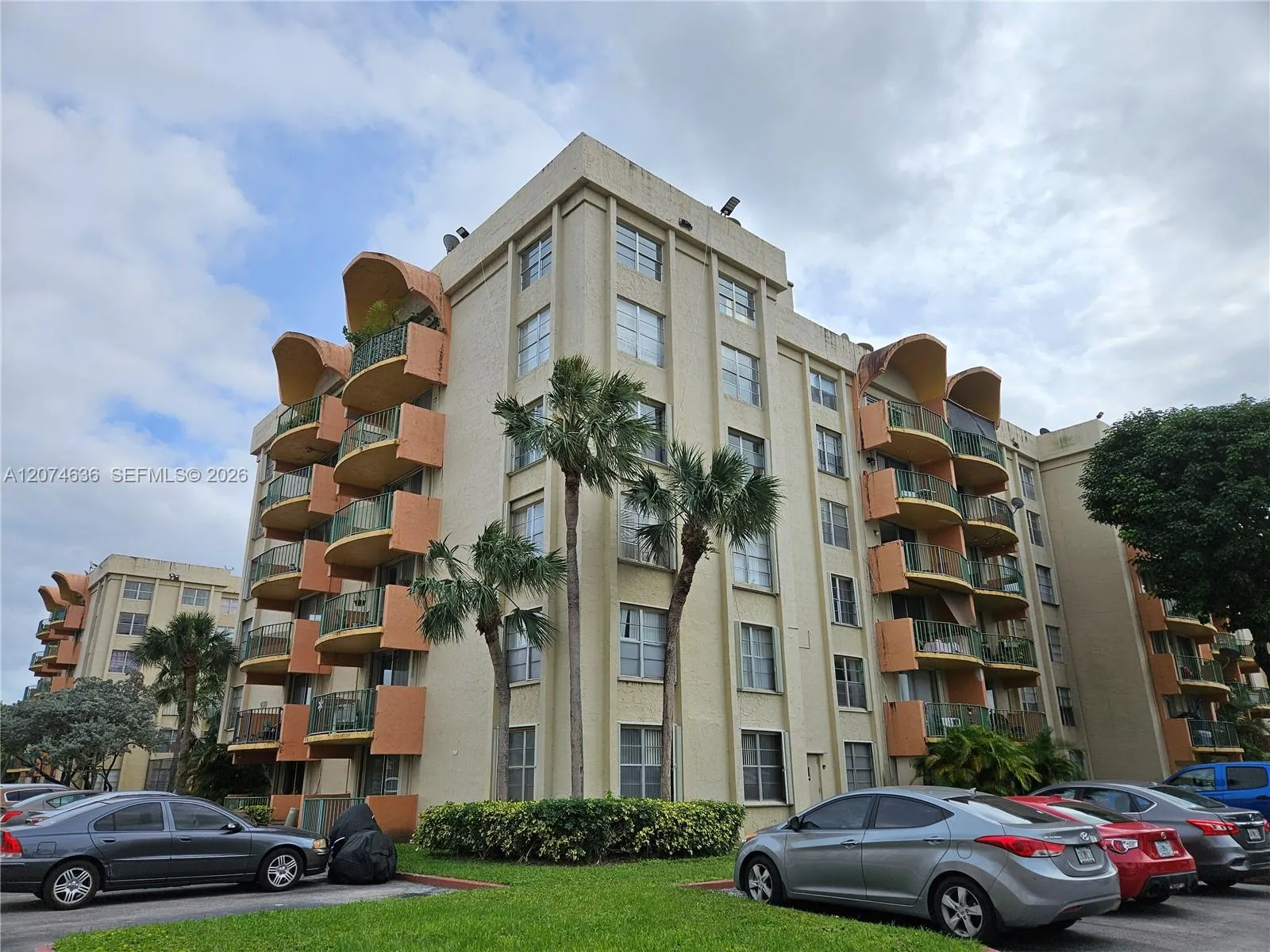 Foto de propiedad en 9320 Fontainebleau Boulevard 401, Miami, FL 33172 Miami con MLS# 