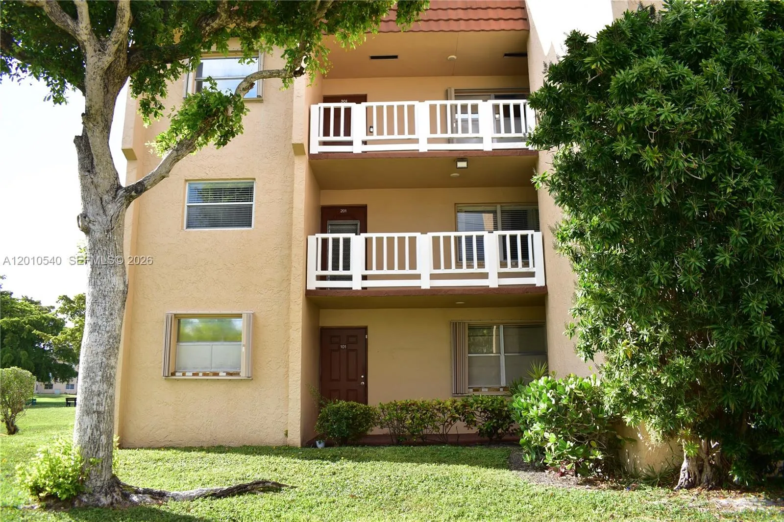 Foto de propiedad en 9321 Sunrise Lakes Boulevard 201, Sunrise, FL 33322 Sunrise con MLS# 